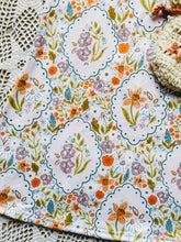 Load image into Gallery viewer, Spring scalloped floral
